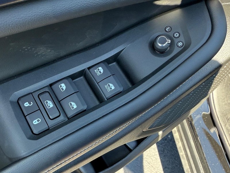 Jeep Grand Cherokee L Vehicle Full-screen Gallery Image 9