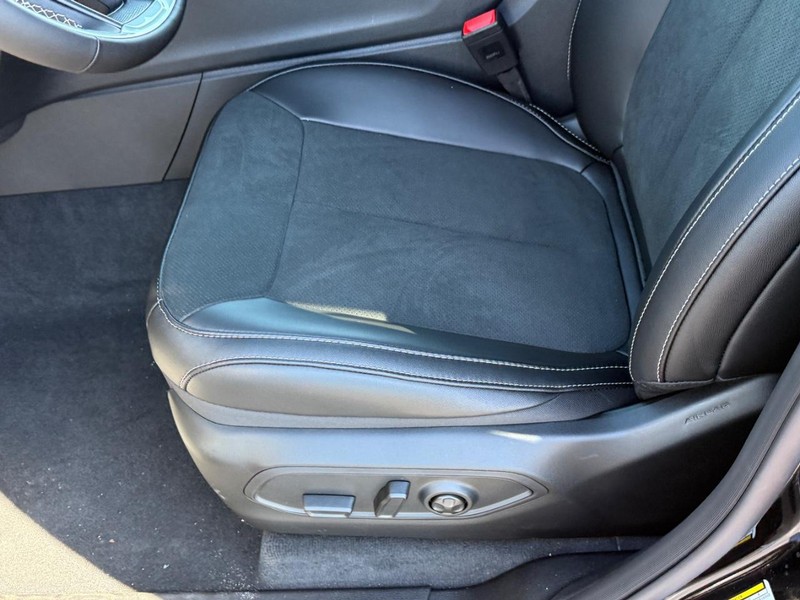 Jeep Grand Cherokee L Vehicle Full-screen Gallery Image 10