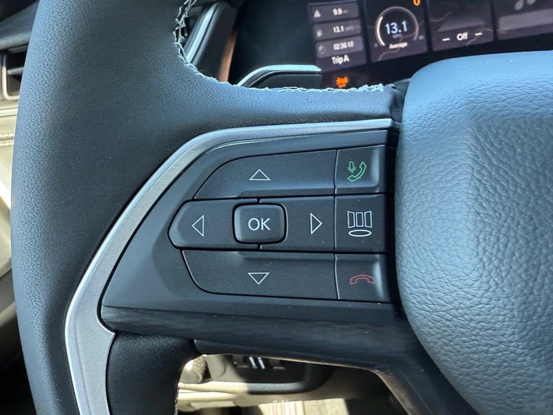 Jeep Grand Cherokee L Vehicle Full-screen Gallery Image 11