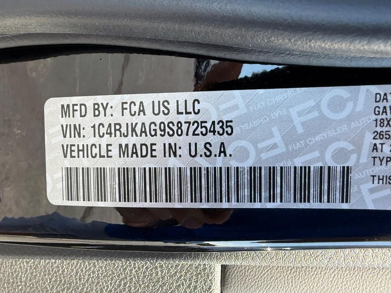 Jeep Grand Cherokee L Vehicle Full-screen Gallery Image 15