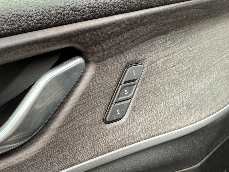 Jeep Grand Cherokee Vehicle Full-screen Gallery Image 11