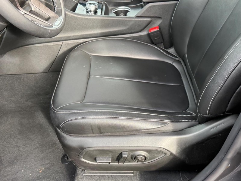 Jeep Grand Cherokee Vehicle Full-screen Gallery Image 12