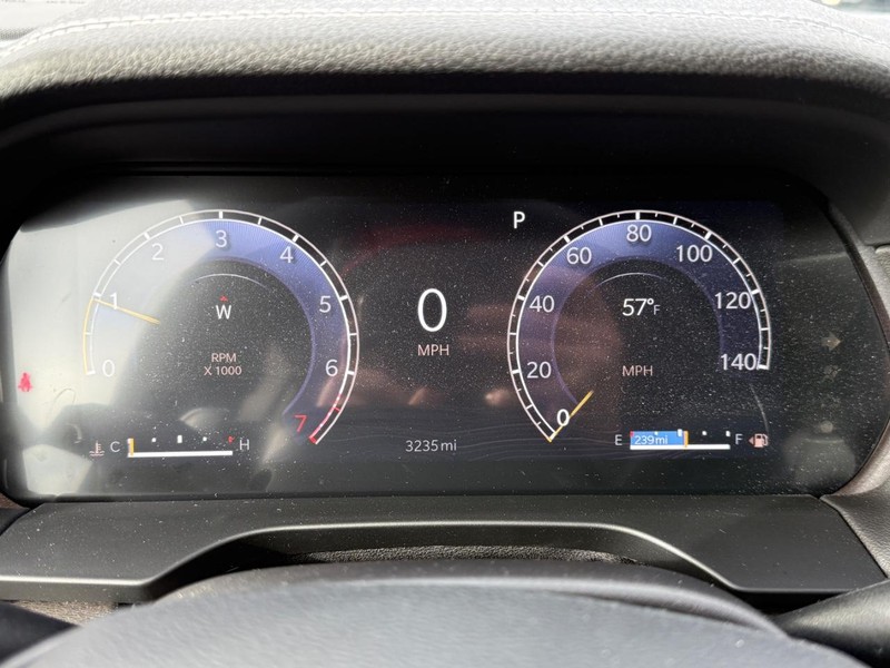 Jeep Grand Cherokee Vehicle Full-screen Gallery Image 15