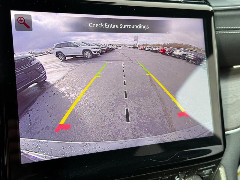 Jeep Grand Cherokee Vehicle Full-screen Gallery Image 16