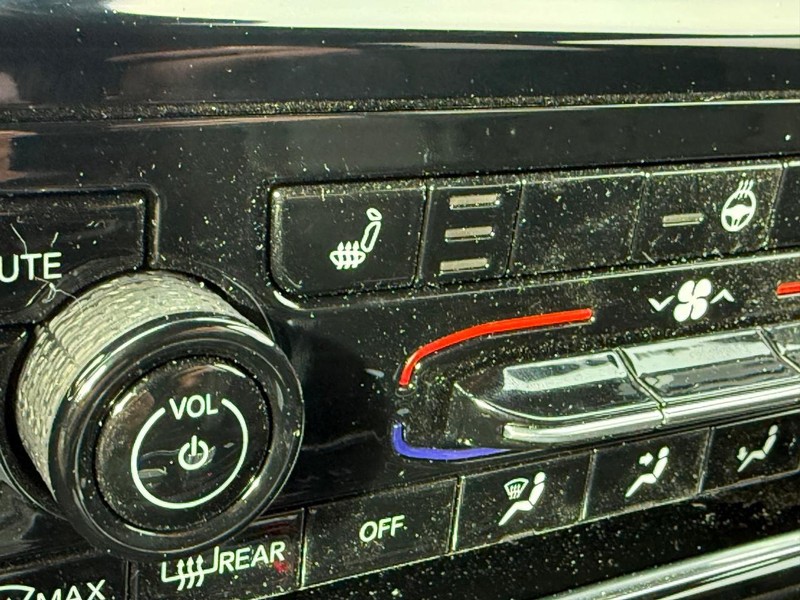 Jeep Grand Cherokee Vehicle Full-screen Gallery Image 17