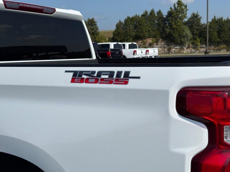 Chevrolet Silverado 1500 Vehicle Full-screen Gallery Image 8