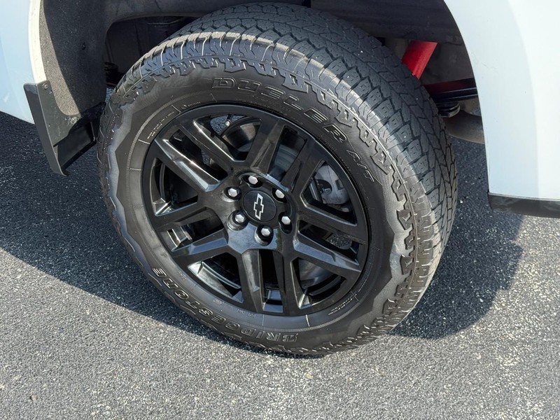 Chevrolet Silverado 1500 Vehicle Full-screen Gallery Image 9