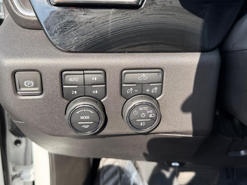 Chevrolet Silverado 1500 Vehicle Full-screen Gallery Image 19