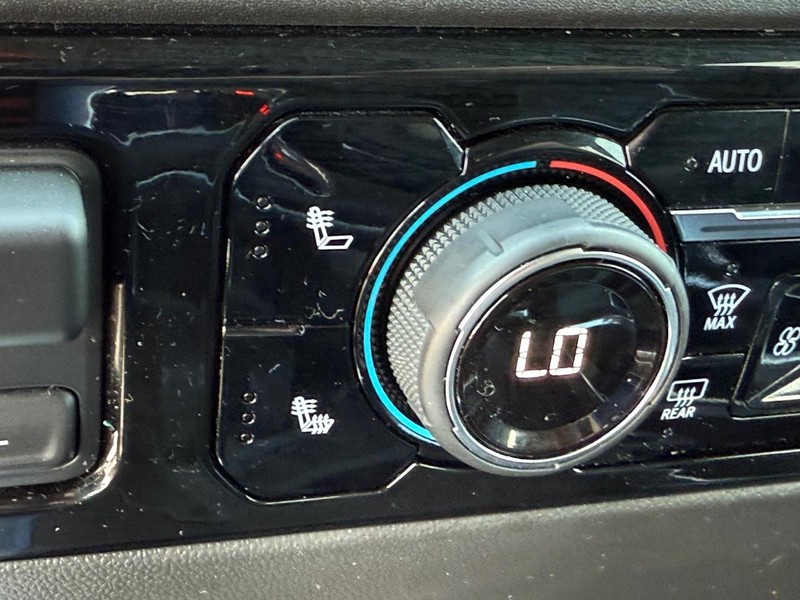 Chevrolet Silverado 1500 Vehicle Full-screen Gallery Image 25