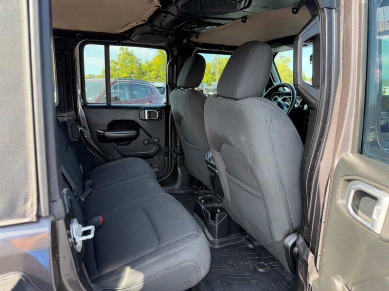 Jeep Wrangler Unlimited Vehicle Full-screen Gallery Image 9