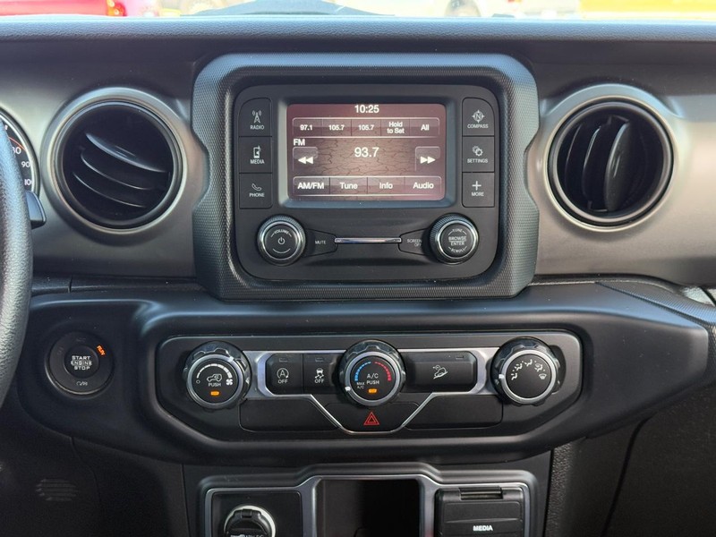 Jeep Wrangler Unlimited Vehicle Full-screen Gallery Image 12