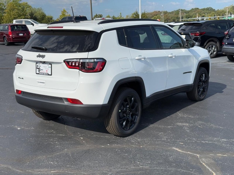 Jeep Compass Vehicle Full-screen Gallery Image 3