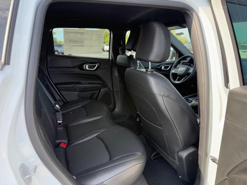 Jeep Compass Vehicle Full-screen Gallery Image 5