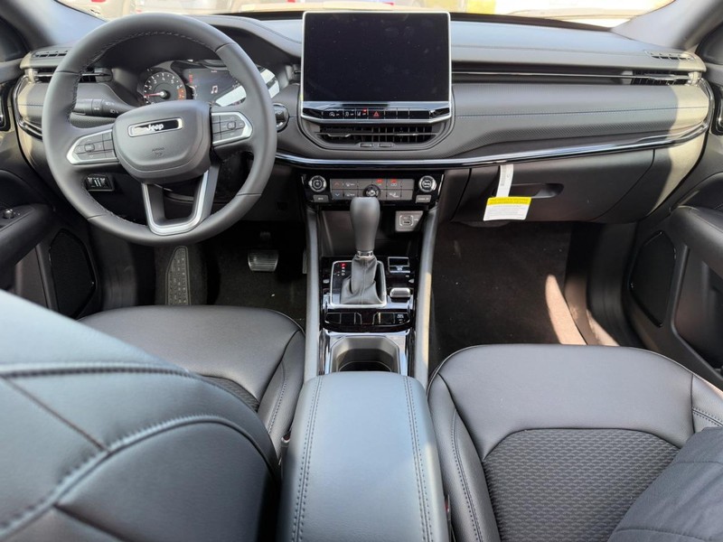 Jeep Compass Vehicle Full-screen Gallery Image 7