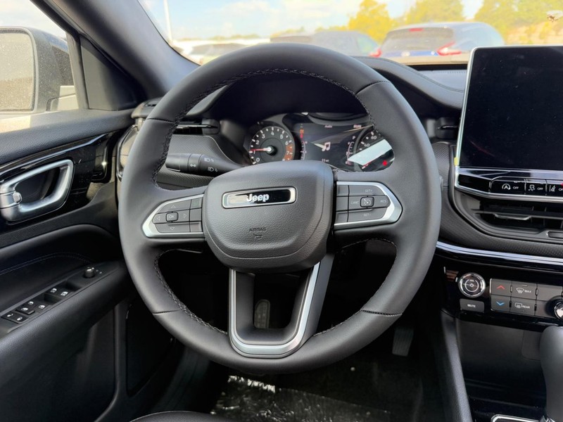 Jeep Compass Vehicle Full-screen Gallery Image 8