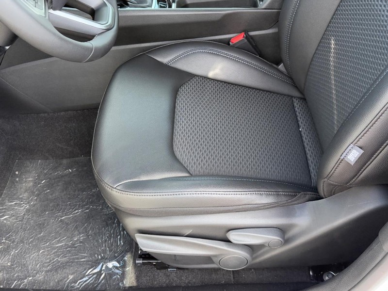 Jeep Compass Vehicle Full-screen Gallery Image 11