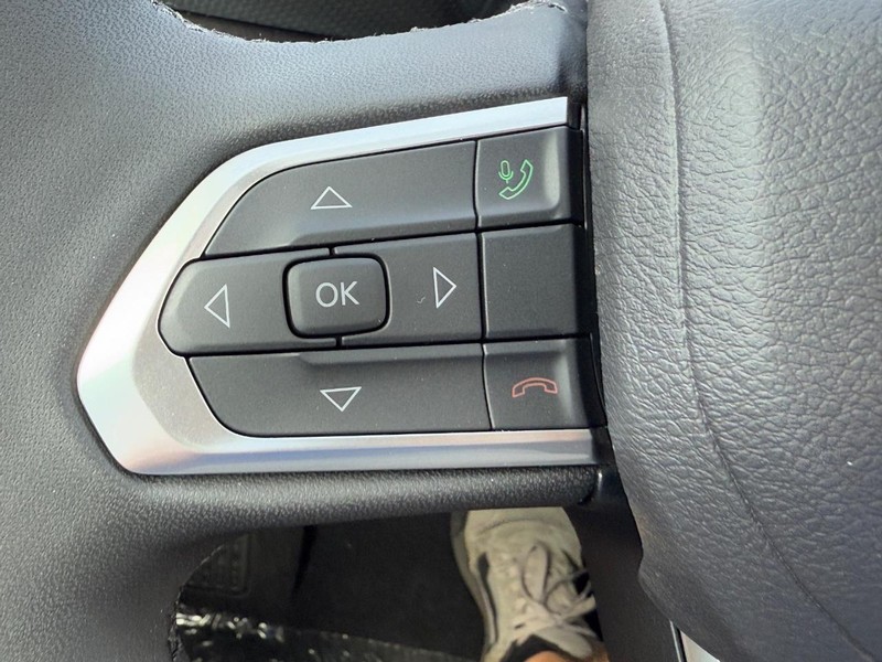 Jeep Compass Vehicle Full-screen Gallery Image 12