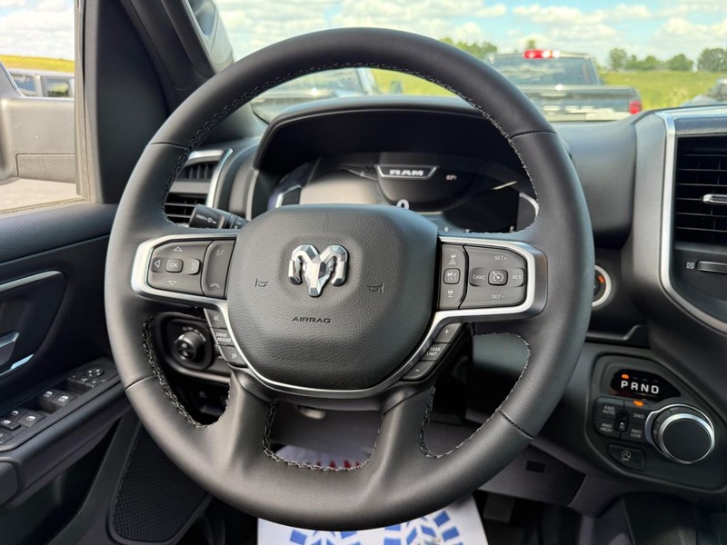 Ram 1500 Vehicle Full-screen Gallery Image 8