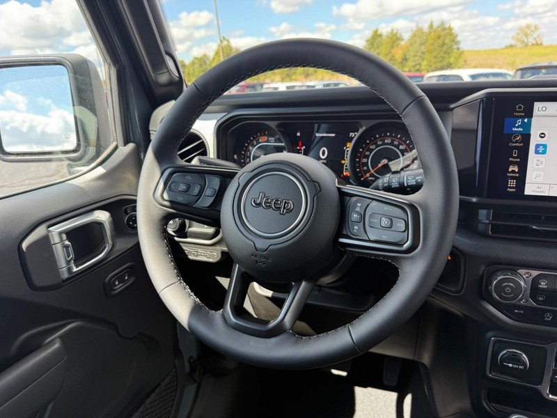 Jeep Wrangler Vehicle Full-screen Gallery Image 7