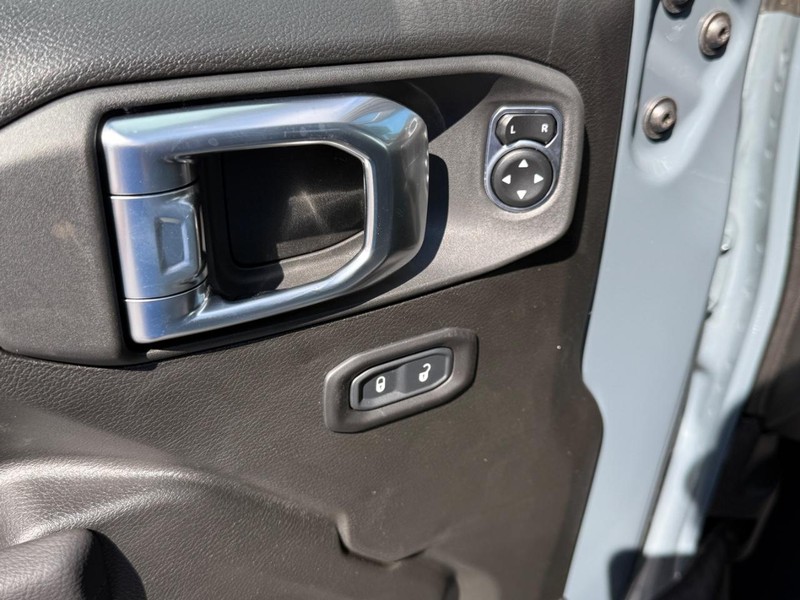 Jeep Wrangler Vehicle Full-screen Gallery Image 9