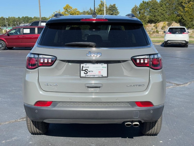 Jeep Compass Vehicle Full-screen Gallery Image 5