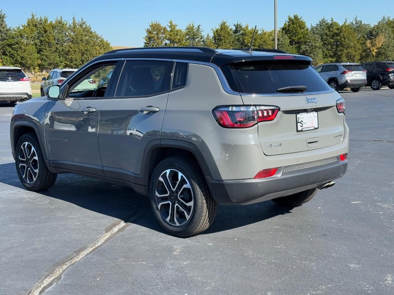 Jeep Compass Vehicle Full-screen Gallery Image 7