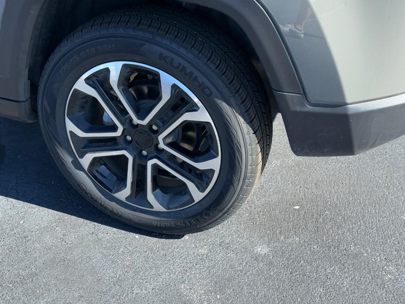 Jeep Compass Vehicle Full-screen Gallery Image 8