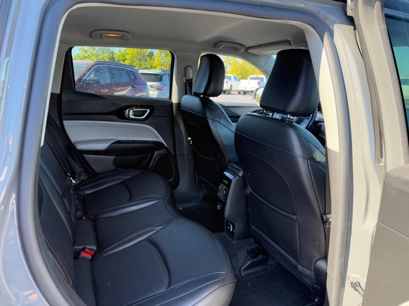 Jeep Compass Vehicle Full-screen Gallery Image 11