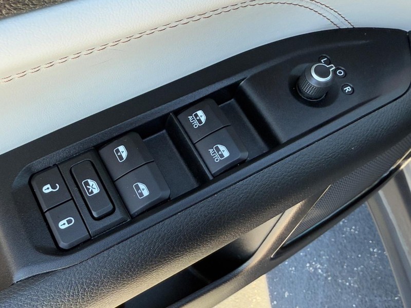 Jeep Compass Vehicle Full-screen Gallery Image 15