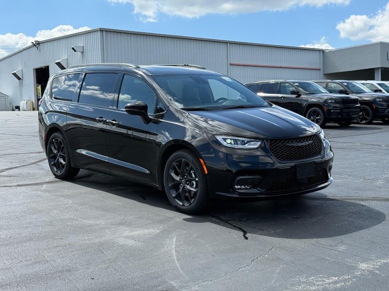 Chrysler Pacifica Vehicle Full-screen Gallery Image 2