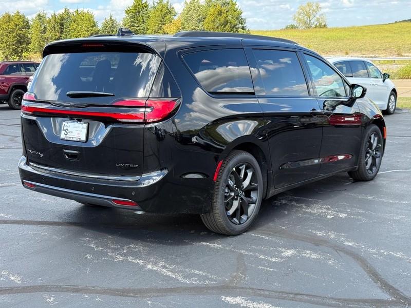 Chrysler Pacifica Vehicle Full-screen Gallery Image 3