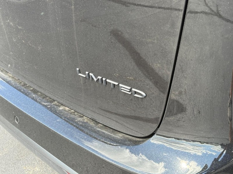 Chrysler Pacifica Vehicle Full-screen Gallery Image 4