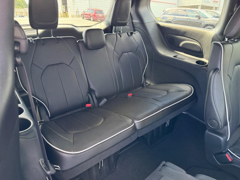 Chrysler Pacifica Vehicle Full-screen Gallery Image 6