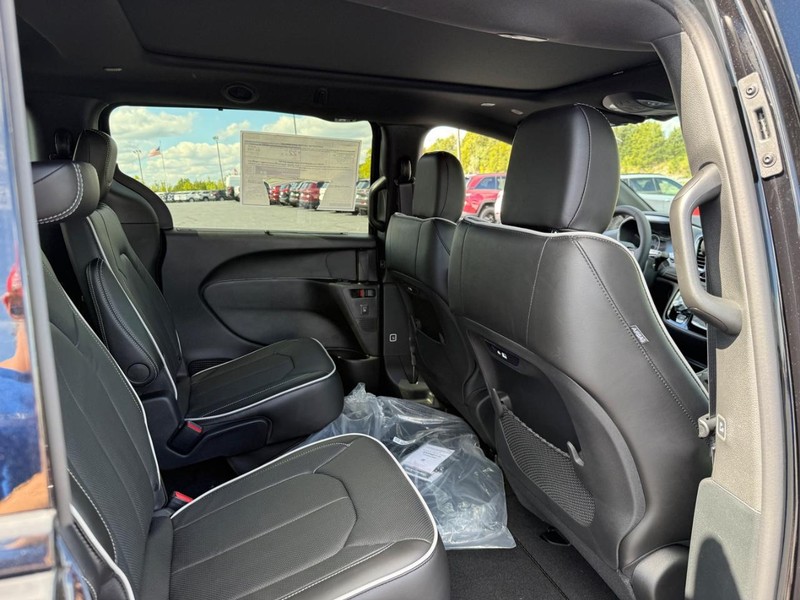 Chrysler Pacifica Vehicle Full-screen Gallery Image 7