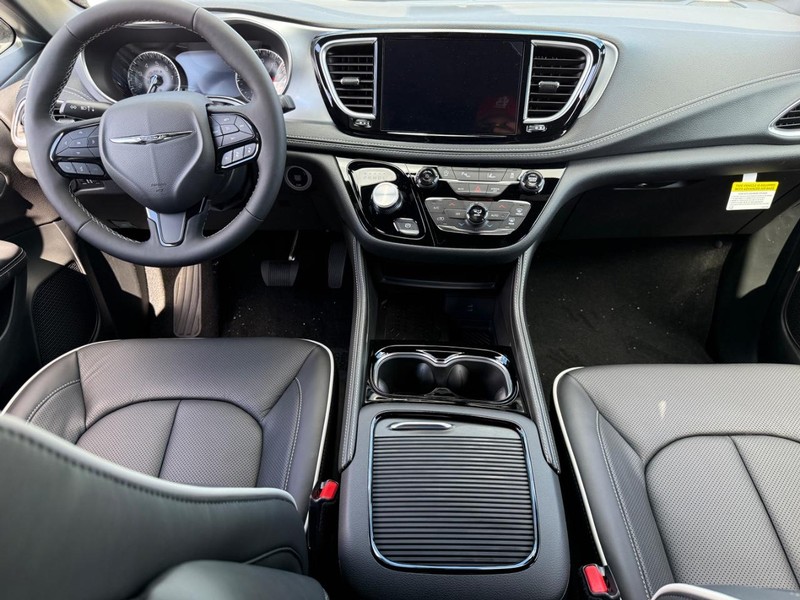 Chrysler Pacifica Vehicle Full-screen Gallery Image 8