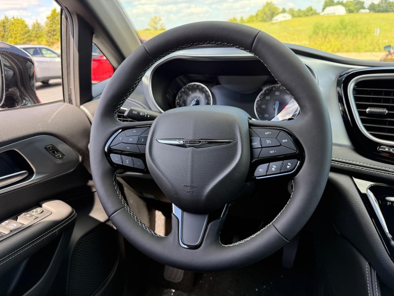 Chrysler Pacifica Vehicle Full-screen Gallery Image 9