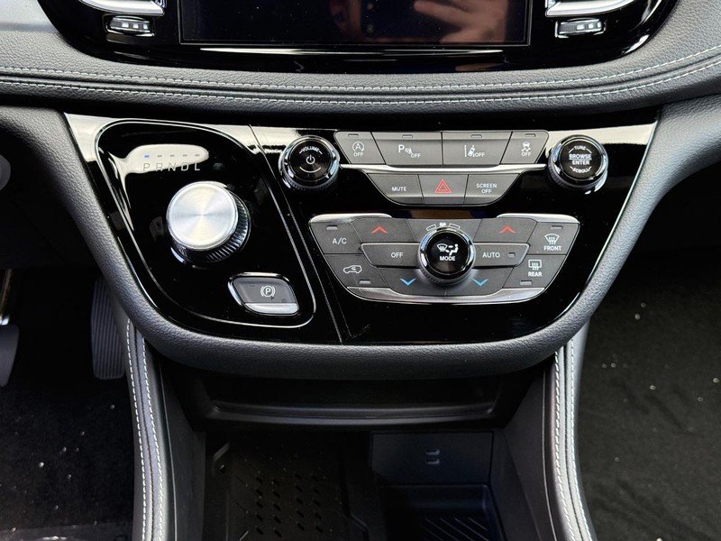 Chrysler Pacifica Vehicle Full-screen Gallery Image 10