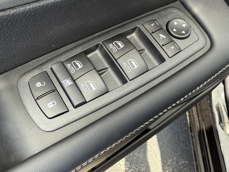 Chrysler Pacifica Vehicle Full-screen Gallery Image 11