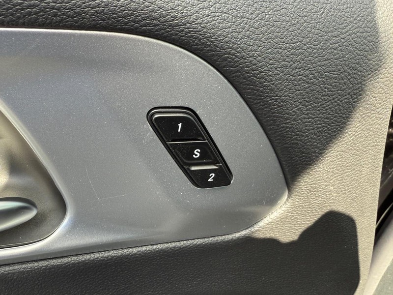 Chrysler Pacifica Vehicle Full-screen Gallery Image 12