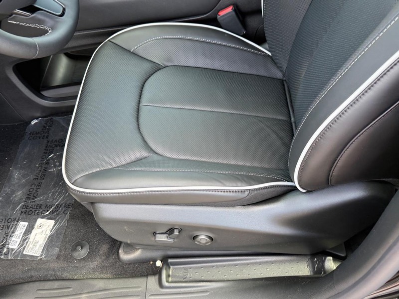 Chrysler Pacifica Vehicle Full-screen Gallery Image 13