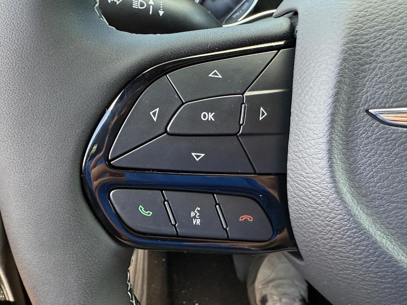 Chrysler Pacifica Vehicle Full-screen Gallery Image 14