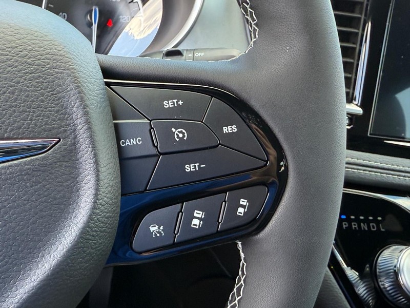 Chrysler Pacifica Vehicle Full-screen Gallery Image 15