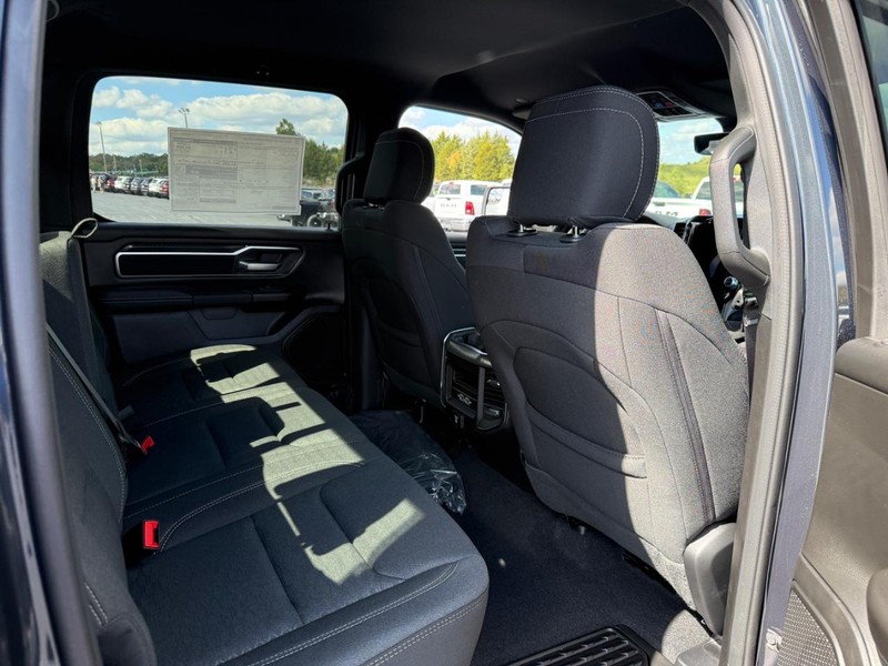 Ram 1500 Vehicle Full-screen Gallery Image 5