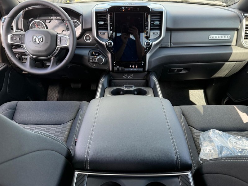 Ram 1500 Vehicle Full-screen Gallery Image 6