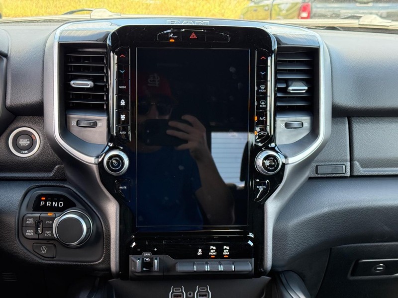 Ram 1500 Vehicle Full-screen Gallery Image 8