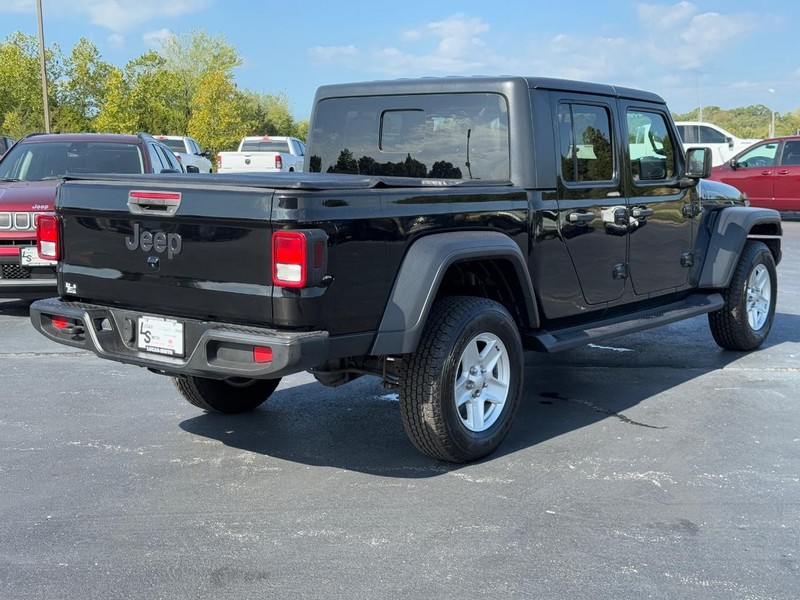 Jeep Gladiator Vehicle Full-screen Gallery Image 3