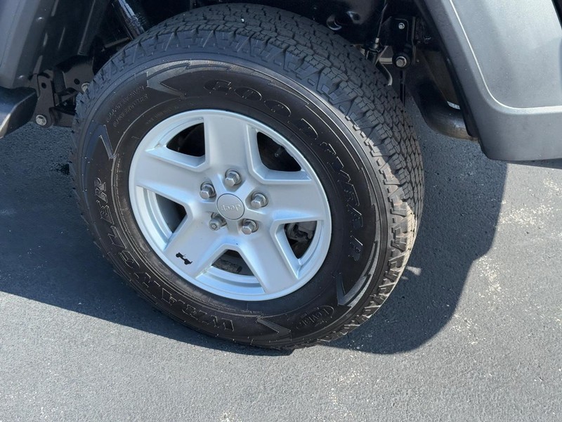 Jeep Gladiator Vehicle Full-screen Gallery Image 7