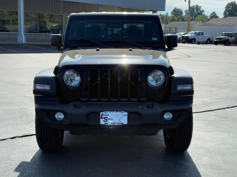 Jeep Gladiator Vehicle Full-screen Gallery Image 9