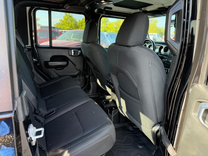 Jeep Gladiator Vehicle Full-screen Gallery Image 10