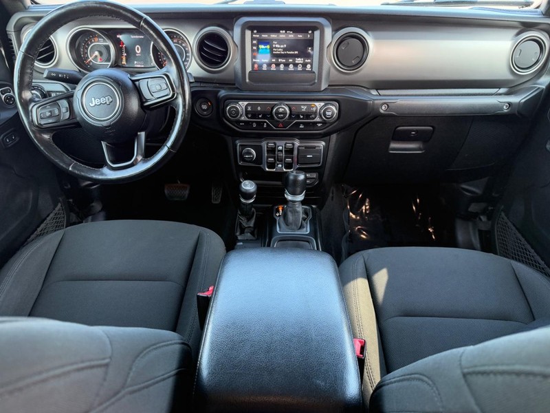 Jeep Gladiator Vehicle Full-screen Gallery Image 11